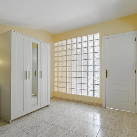 Red Large Family Apartment, Three Floors, 10 Guests Daire