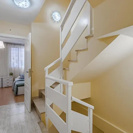 Red Large Family Apartment, Three Floors, 10 Guests Daire