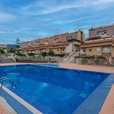 Red Large Family Apartment, Three Floors, 10 Guests Daire