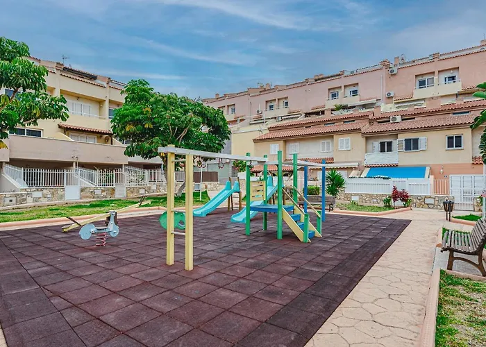 Red Large Family Apartment, Three Floors, 10 Guests