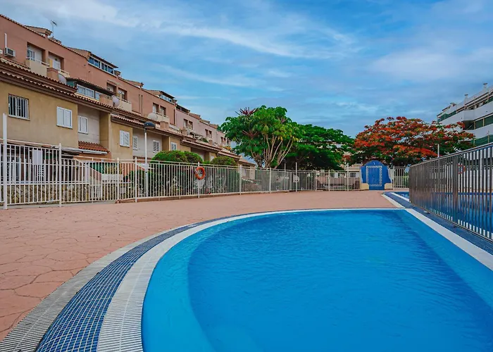 Red Large Family Apartment, Three Floors, 10 Guests