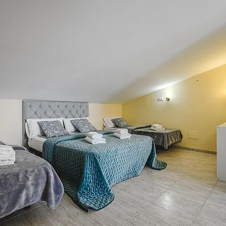 Red Large Family Apartment, Three Floors, 10 Guests * אדחה