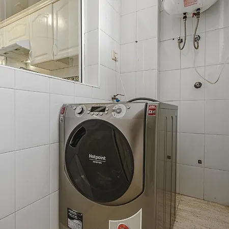 Red Large Family Apartment, Three Floors, 10 Guests דירה *