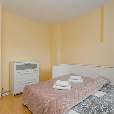 דירה Red Large Family Apartment, Three Floors, 10 Guests