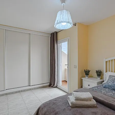 Red Large Family Apartment, Three Floors, 10 Guests