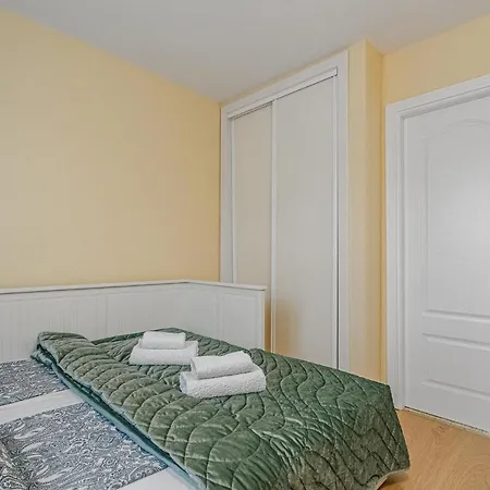 דירה Red Large Family Apartment, Three Floors, 10 Guests *