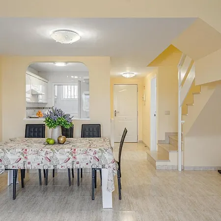 דירה Red Large Family Apartment, Three Floors, 10 Guests