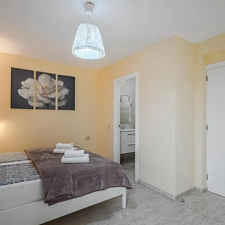 Red Large Family Apartment, Three Floors, 10 Guests דירה