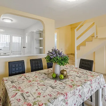 شقة Red Large Family Apartment, Three Floors, 10 Guests