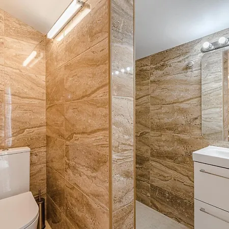 Red Large Family Apartment, Three Floors, 10 Guests אדחה