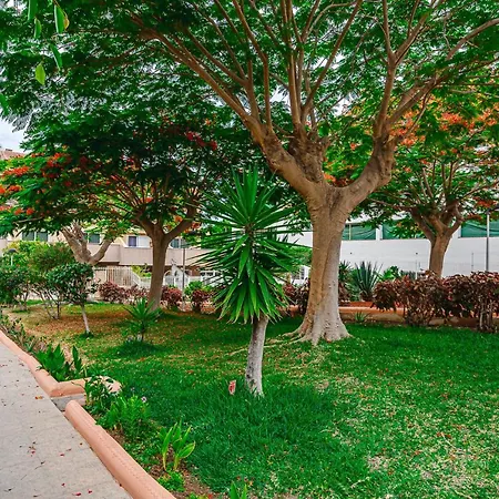 Red Large Family Apartment, Three Floors, 10 Guests