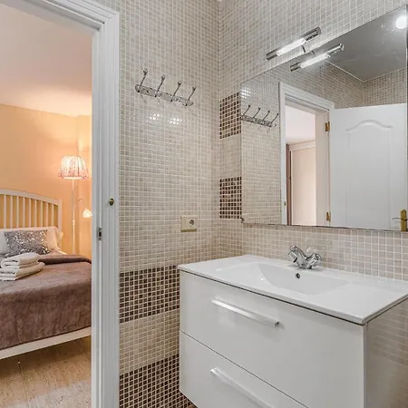 Red Large Family Apartment, Three Floors, 10 Guests דירה