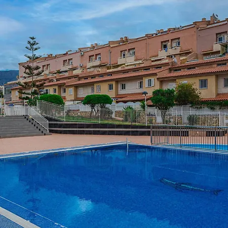 Red Large Family Apartment, Three Floors, 10 Guests * אדחה