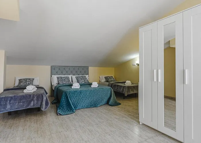 Red Large Family Apartment, Three Floors, 10 Guests