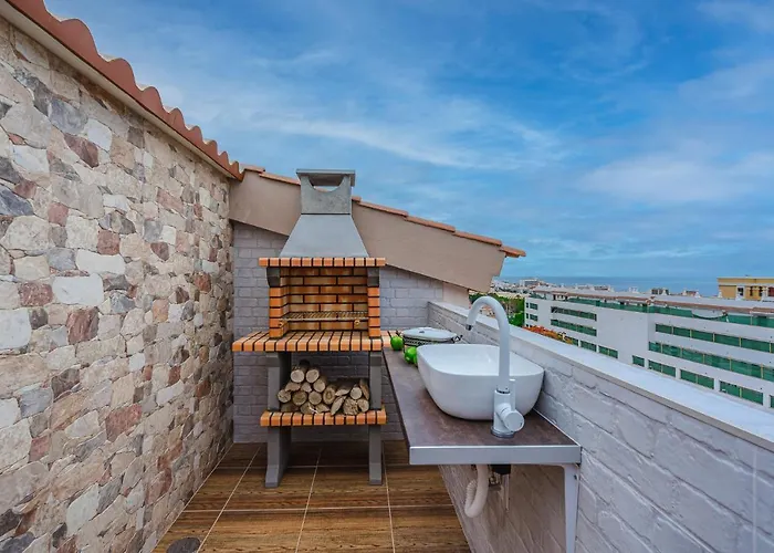 Red Large Family Apartment, Three Floors, 10 Guests Apartman *