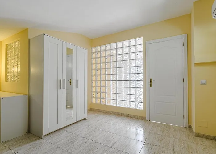 Red Large Family Apartment, Three Floors, 10 Guests Daire