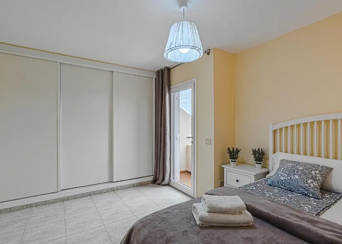 Red Large Family Apartment, Three Floors, 10 Guests