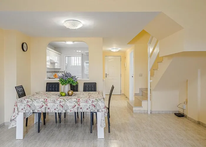 Daire Red Large Family Apartment, Three Floors, 10 Guests