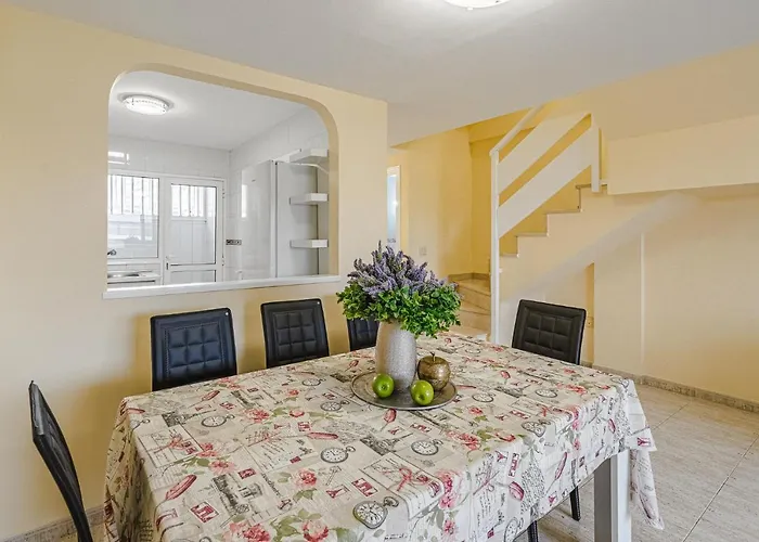 Daire Red Large Family Apartment, Three Floors, 10 Guests