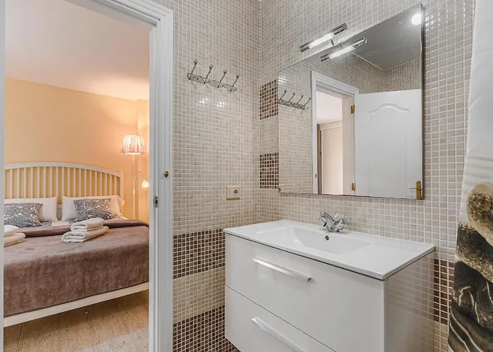 Red Large Family Apartment, Three Floors, 10 Guests Daire