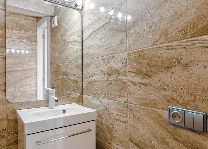 Red Large Family Apartment, Three Floors, 10 Guests Daire