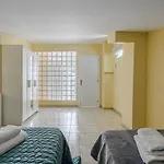 Red Large Family Apartment, Three Floors, 10 Guests 아데제