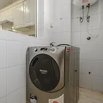 Red Large Family Apartment, Three Floors, 10 Guests 아파트 *