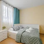Red Large Family Apartment, Three Floors, 10 Guests * 아데제