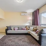 아파트 Red Large Family Apartment, Three Floors, 10 Guests