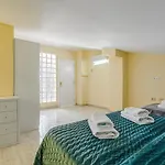 Red Large Family Apartment, Three Floors, 10 Guests * 아데제