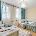 Red Large Family Apartment, Three Floors, 10 Guests * 아데제