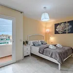 Red Large Family Apartment, Three Floors, 10 Guests 아파트 아데제