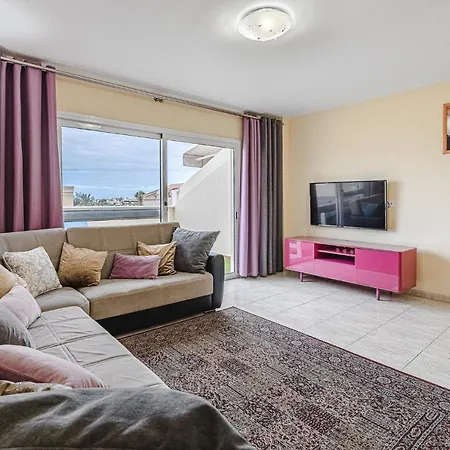 Red Large Family Apartment, Three Floors, 10 Guests *