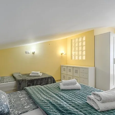 Red Large Family Apartment, Three Floors, 10 Guests *