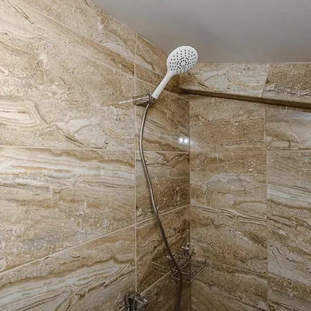 Red Large Family Apartment, Three Floors, 10 Guests Apartamento