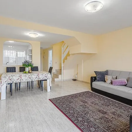 Red Large Family Apartment, Three Floors, 10 Guests Apartment *