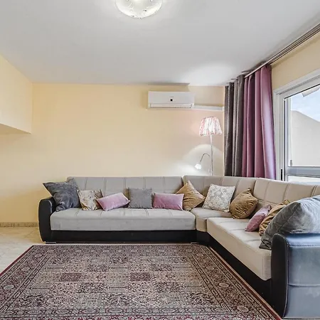 Apartment Red Large Family Apartment, Three Floors, 10 Guests