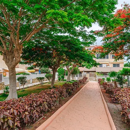 Red Large Family Apartment, Three Floors, 10 Guests Apartment