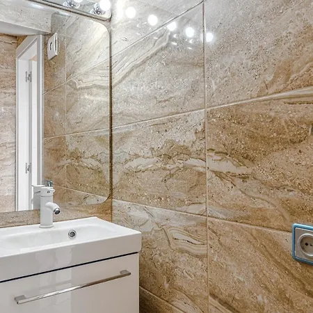 Red Large Family Apartment, Three Floors, 10 Guests Apartman