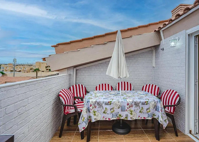 Red Large Family Apartment, Three Floors, 10 Guests *