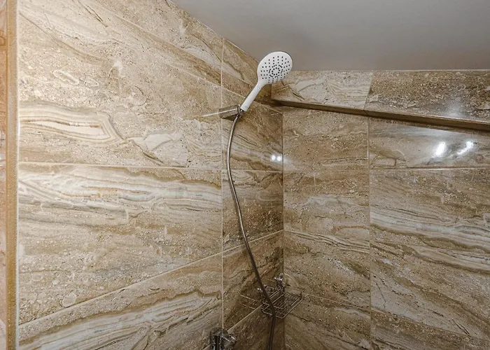 Red Large Family Apartment, Three Floors, 10 Guests Apartmán