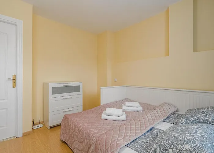 شقة Red Large Family Apartment, Three Floors, 10 Guests