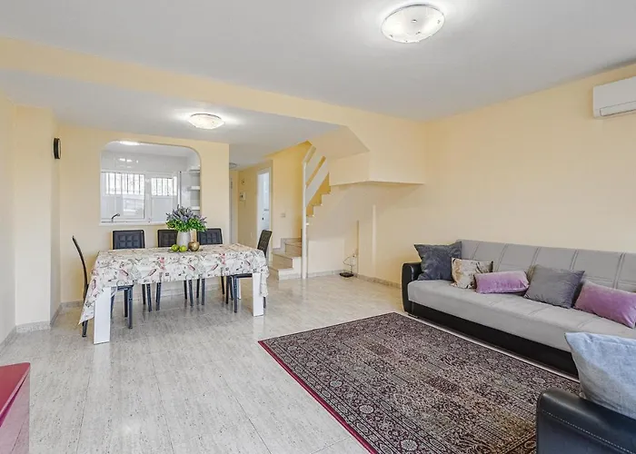 Red Large Family Apartment, Three Floors, 10 Guests Apartamento *