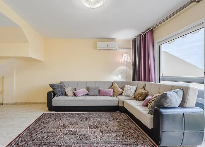 شقة Red Large Family Apartment, Three Floors, 10 Guests