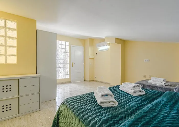 Red Large Family Apartment, Three Floors, 10 Guests * أذيخي