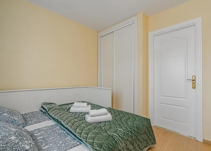 شقة Red Large Family Apartment, Three Floors, 10 Guests *