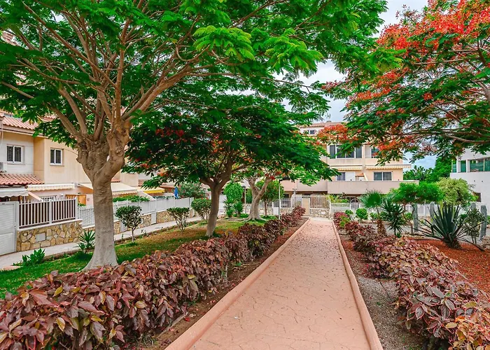 Red Large Family Apartment, Three Floors, 10 Guests شقة