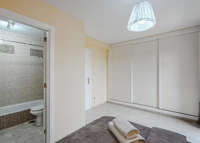 Red Large Family Apartment, Three Floors, 10 Guests Apartamento *