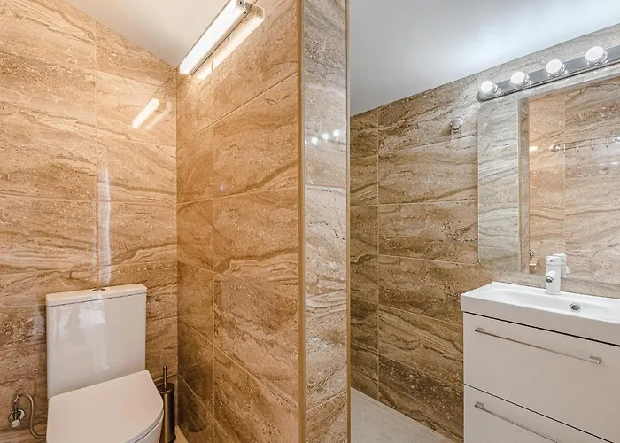 Red Large Family Apartment, Three Floors, 10 Guests أذيخي