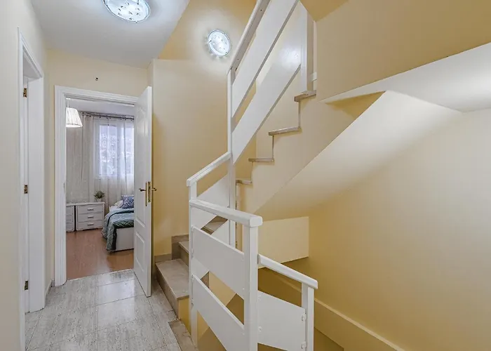 Red Large Family Apartment, Three Floors, 10 Guests شقة